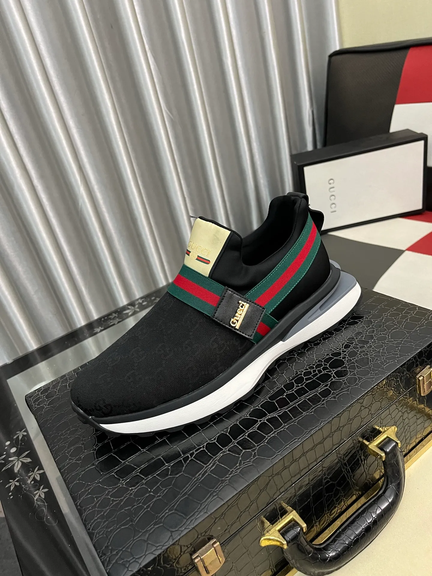 Men's shoes 💰458⌚️⌚️Gucci •Gucci original quality.~ Unique modern style sneakers. 🏃A must-have casual shoe for trendy men😍😍 Original brand imported from Italy, imported original leather, sheep lining (refuses to discolor and grind feet) Sole: Original sole provided by the original factory, French lazy style design ⚠️Fit to the feet, original quality attached, super comfortable original sole, code number: 38-443️⃣colors available
